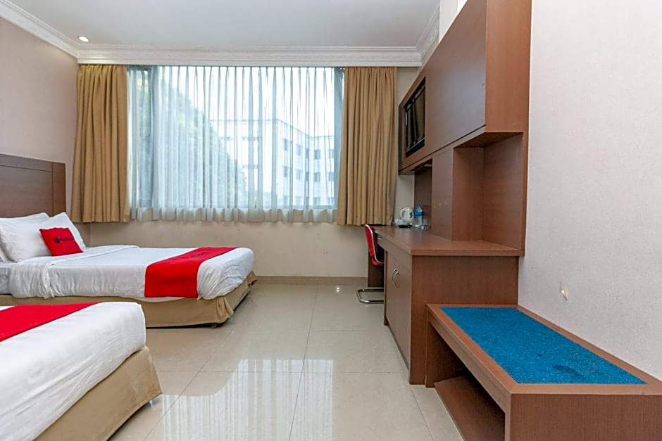 RedDoorz Premium at Hotel Ratu Residence