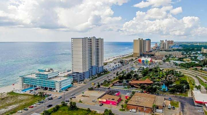 COUPLES GETAWAY, HONEYMOON SWEET, Perfectly Cozy Beach Front Condo with kitchen, pool, free parking,CHECK-IN AT DOOR