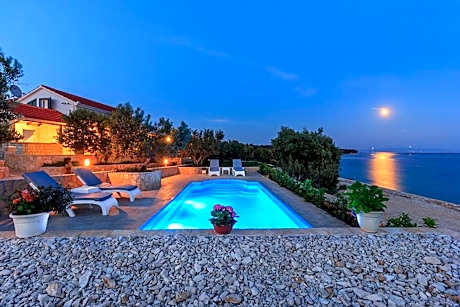 Luxury Beachfront Villa Dalmatino Trogir with private pool right at the beach in Okrug Gornji - Ciovo