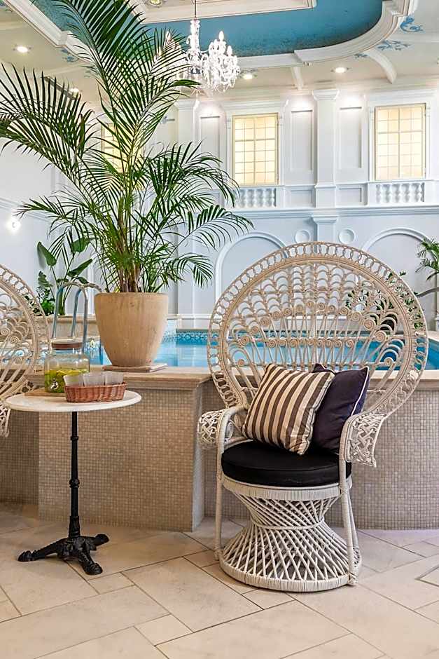 Queen'S Court Hotel & Residence