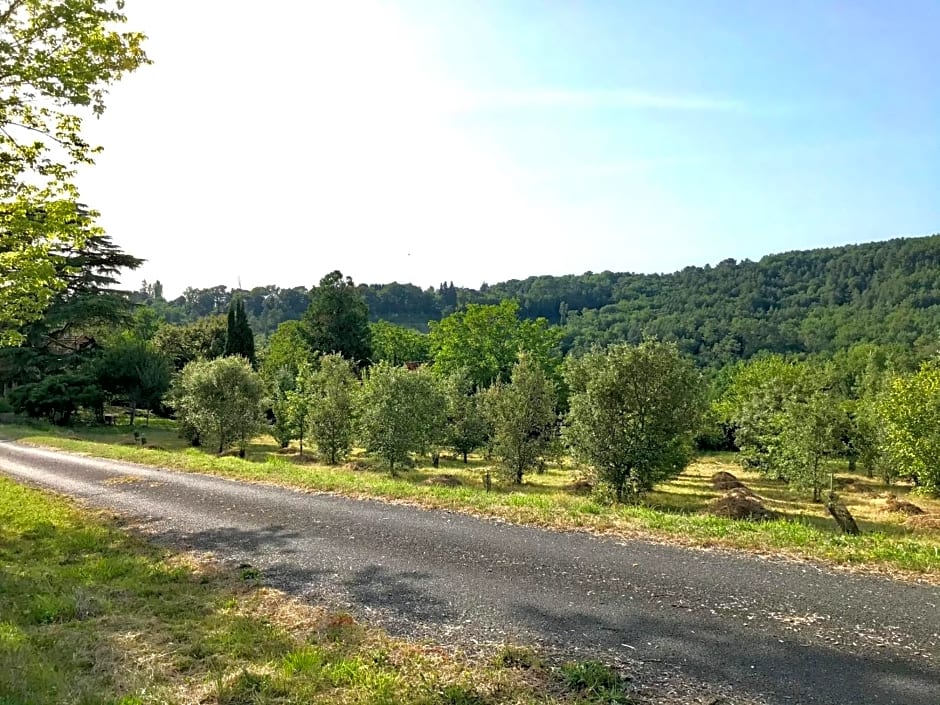 Les Cèdres du Linard, Chambres d'Hôtes B&B Near Lascaux, Montignac, Sarlat-la-Canéda, Dordogne