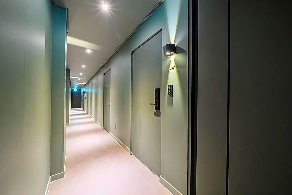 Croissant Hotel Guri by AanK