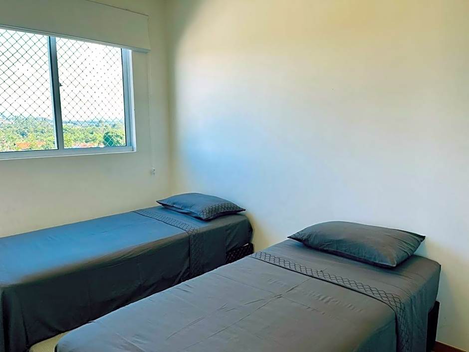 Apto 6º andar, 200m praia, 15min Beto Carrero, 2 quartos, sacada com churrasqueira