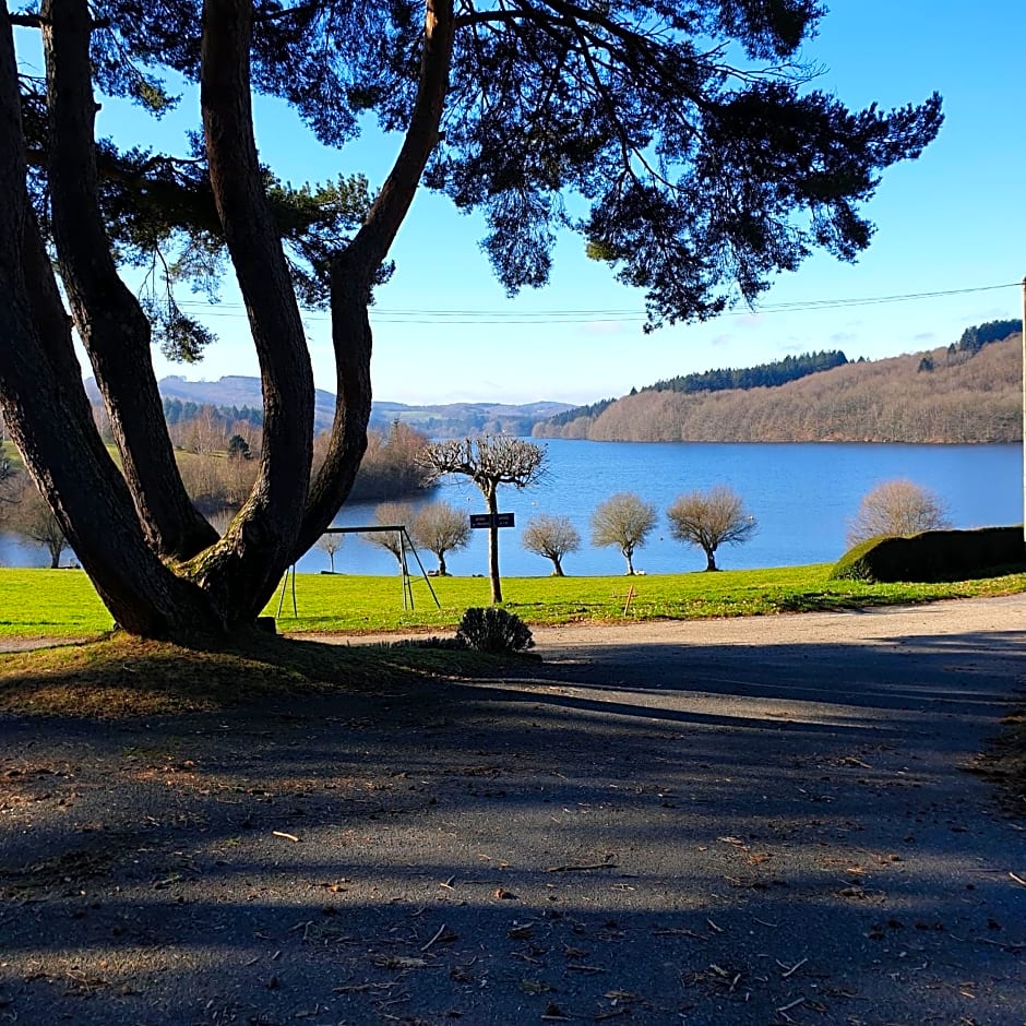Les Tables Aux Vaches - Maison d'Hôtes - Confort, calme et détente au bord du lac de la Raviège