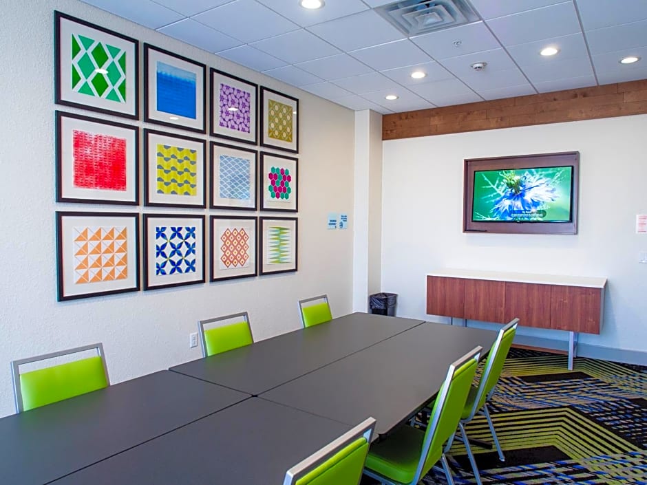 Holiday Inn Express & Suites - Oklahoma City Airport, an IHG Hotel