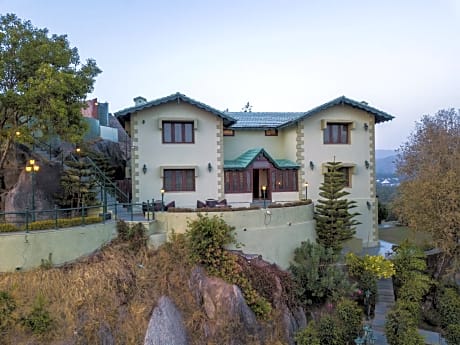 The colonial Manek Manor