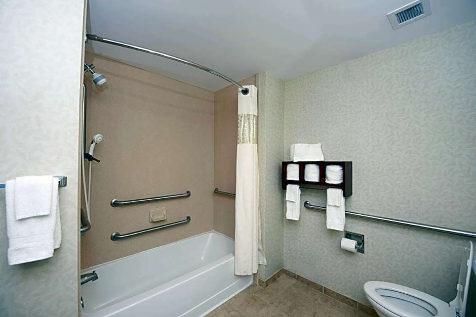 Photo 1 sur 4 de 2 Queen Beds, Hearing/Mobility Accessible, Roll in Shower