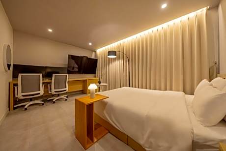 Deluxe Double Room with 2 Computers