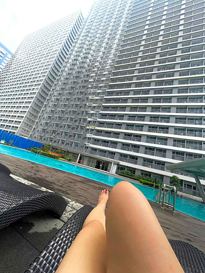 100mbps net,Unli Netflix in 75 inch tv in living room & Home Theater in Room