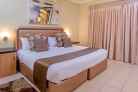 Deluxe Two-Bedroom Apartment with Garden View