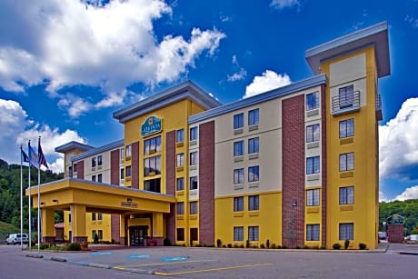 La Quinta Inn & Suites by Wyndham Elkview
