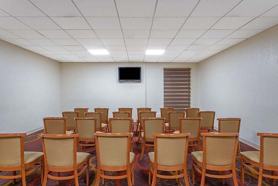 Days Inn and Suites by Wyndham Hammond, IN