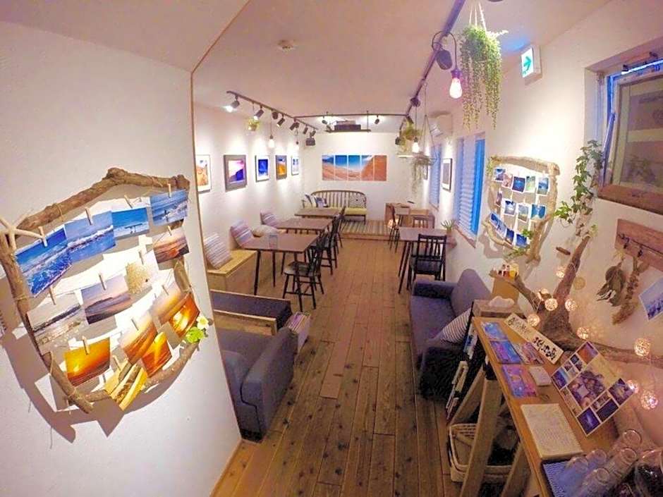 IZA Enoshima Guest House & Bar