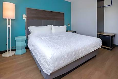 1 King Bed W/Walk In Shower