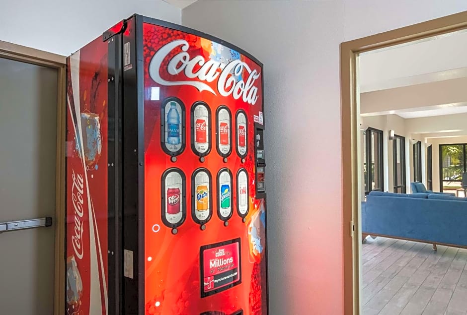 Econo Lodge Inn & Suites