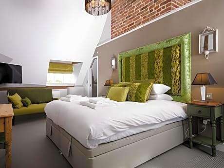 Junior Suite-Ensuite with Shower-Room 3