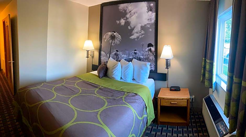 Super 8 by Wyndham Chisago City