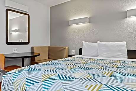 1 Full Bed | ADA/Tub/Mini Fridge