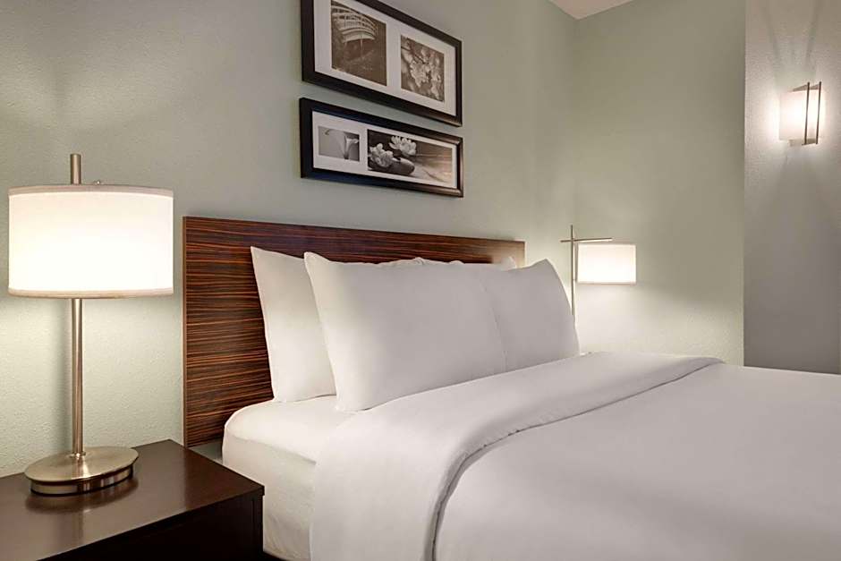 Wingate by Wyndham Salisbury