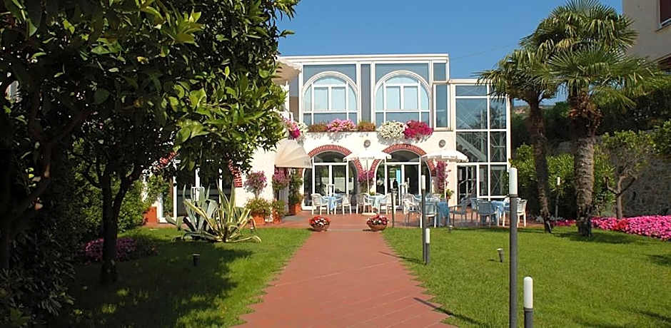 Hotel Riviera 3 Stelle con piscina estiva gratuita e garage a pagamento