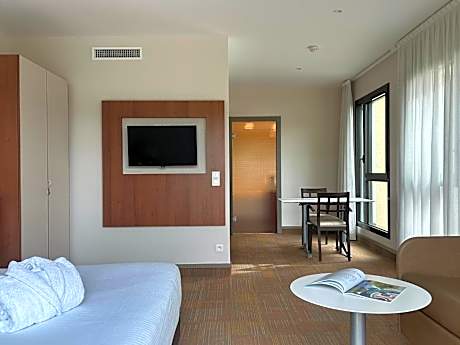 Family Apartment (2 Adults + 2 Children) - Spa and Pool Access Included