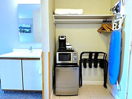 King Room with Ocean View and Balcony, 1 King Bed, Sofa Bed (2nd Floor NON-PET)