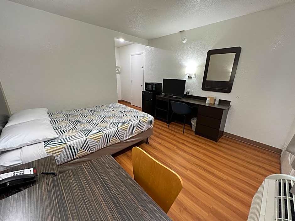 Motel 6-Longview, TX