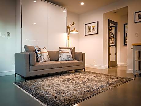 Deluxe Studio