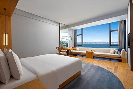 Standard King Room with Lake View - High Floor