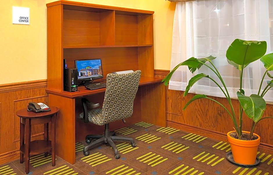 Holiday Inn Express & Suites Kansas City Sport Complex Area By IHG