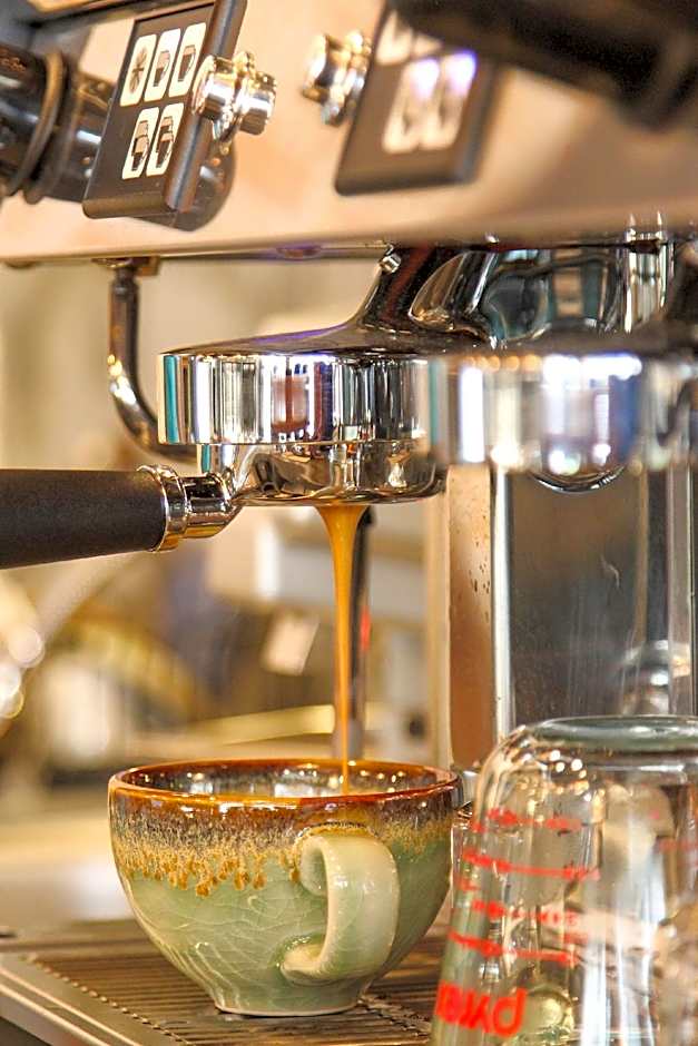 Thonglor travellers' hostel and cafe'