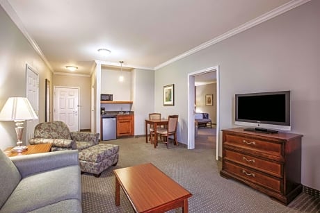 Deluxe King Suite with City View and Mobility/Hearing Impaired Access - Non-Smoking