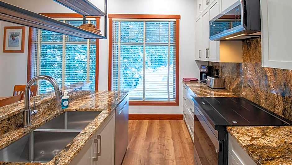 Snow Creek Lodge by Fernie Lodging Co