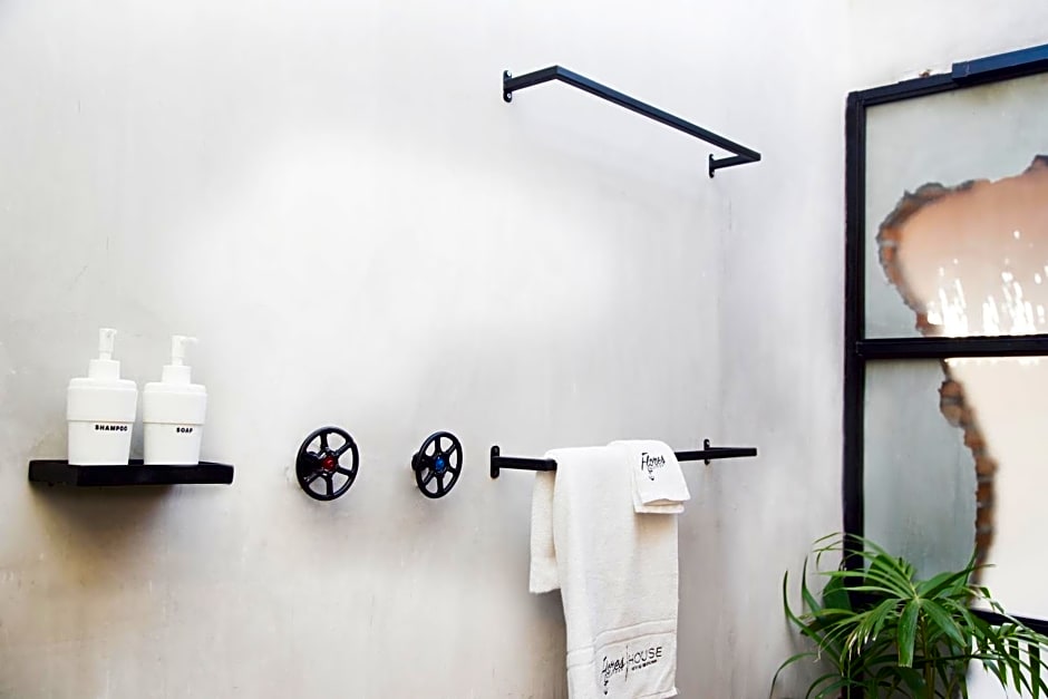 Flores Passport House