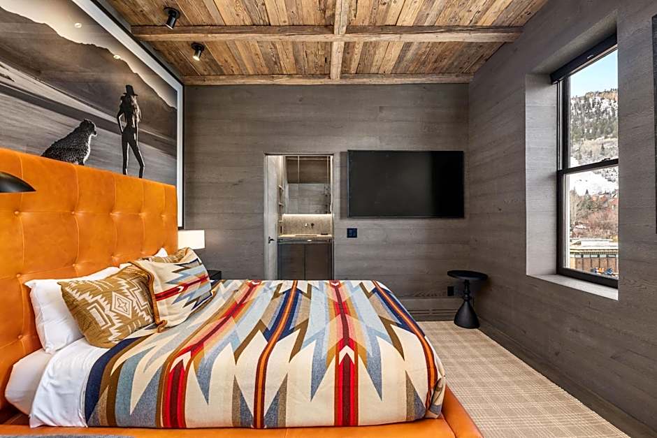 Independence Square 300, Newly Renovated Studio in Downtown Aspen, w/ Rooftop & Hot tub