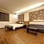 H  Hotel