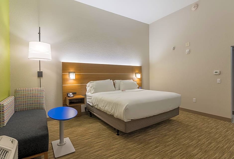 Holiday Inn Express & Suites San Marcos South