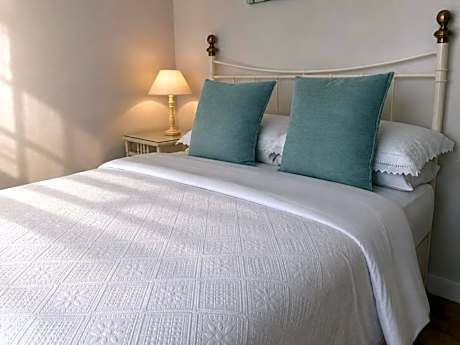 Single Room (dogs welcome)