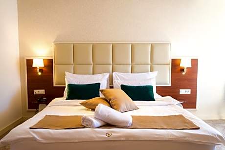 Deluxe Double Room with Extra Bed