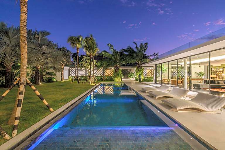 Villa Bull House: Amazing 6 Bedrooms Contemporary Villa in Seminyak