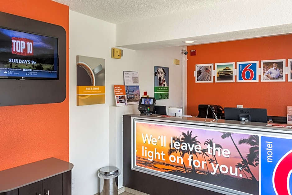 Motel 6-Bakersfield, CA - Convention Center