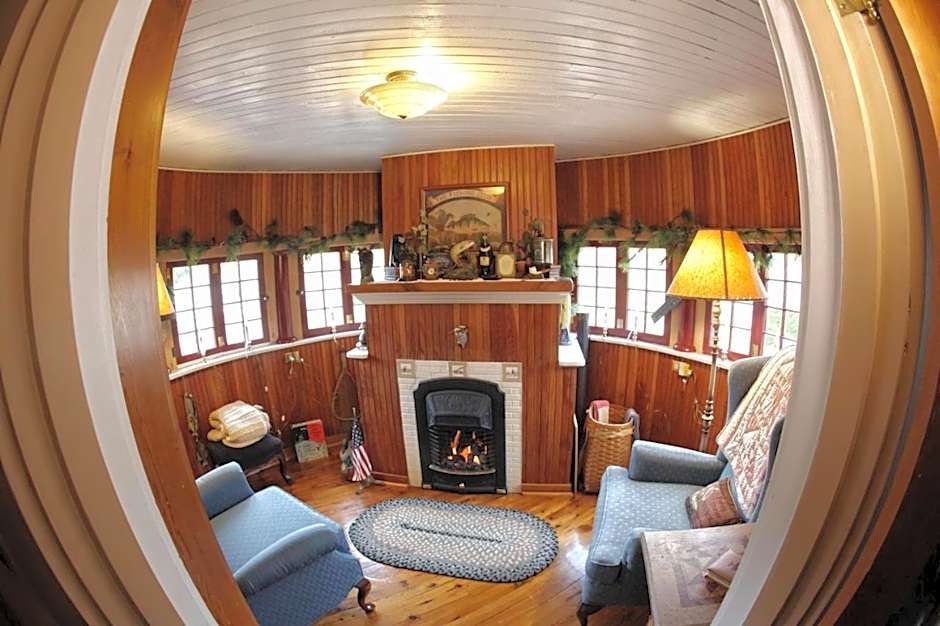 The Queen, A Victorian Bed & Breakfast