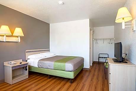 1 QUEEN BED | KITCHEN