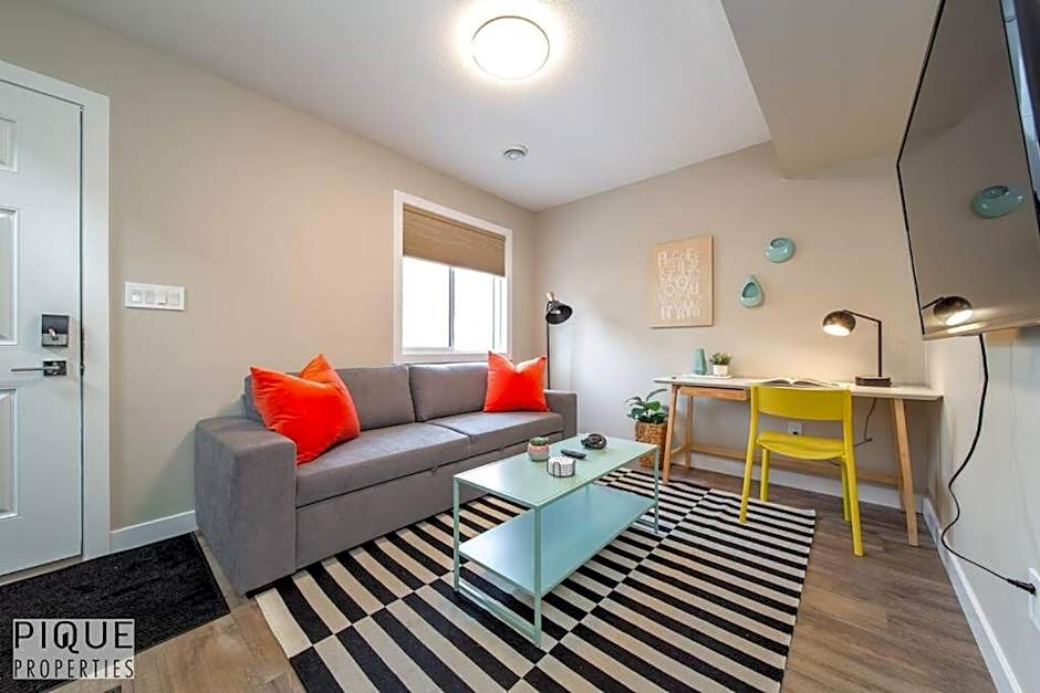 NEW, Euro-Style Suite, Whyte Avenue, AC, Netflix, Sleeps 6!