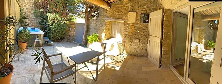 La Maison des Vendangeurs - TABLE D'HÔTES le soir du jeudi au dimanche- Jacuzzi - Balnéo SPA - ACCES PISCINE pour toutes les chambres sauf STUDIO COQUET- Piscine de mai à mi-octobre