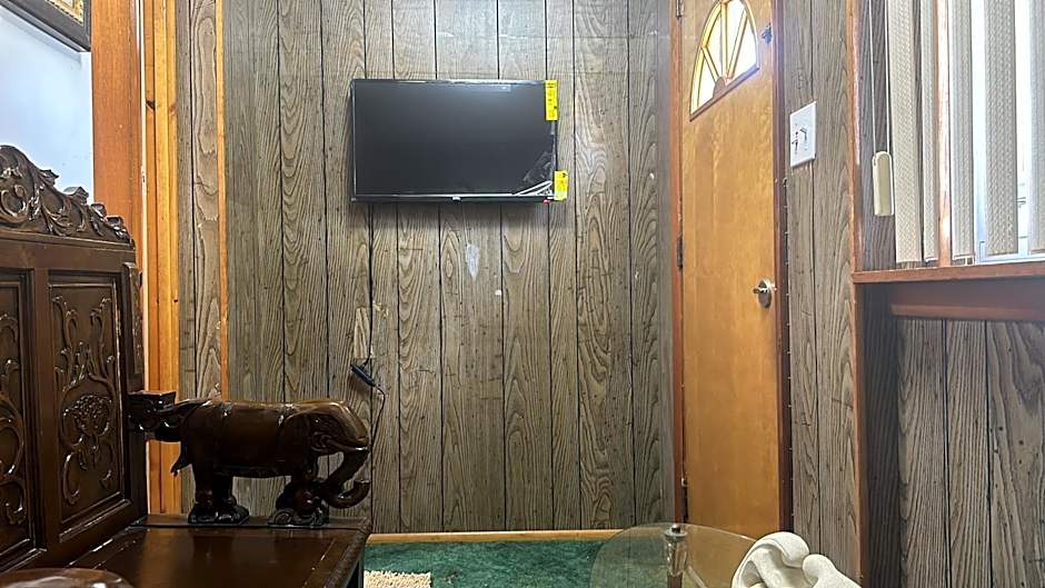 Divine Villa Guest House Harper Ave EWR AIRPORT PENN STATION NY NJ