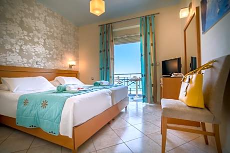 Double or Twin Room with Sea View