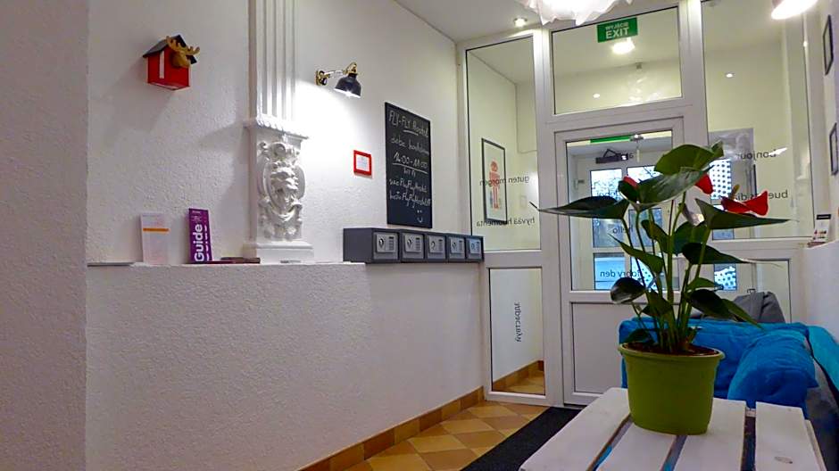 FlyFly Hostel , darmowy parking , rezerwuj przez urządzenia mobilne -10 procent