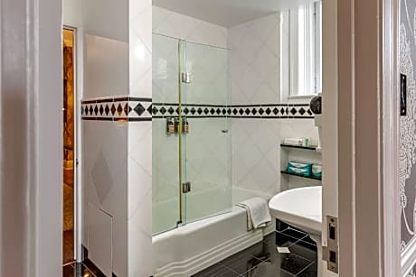 Deluxe King Suite - Non-Smoking