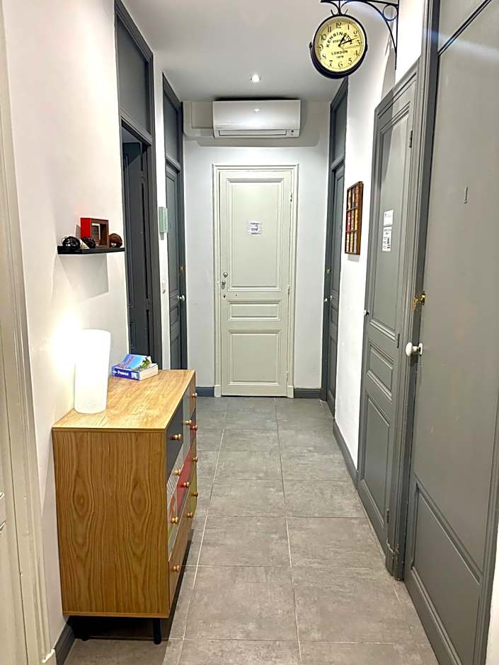 GARE 5 minutes GARIBALDI RÉPUBLIQUE chambre PRIVEE non FUMEUR pour voyageurs CALMES TRAM au pied de l'immeuble